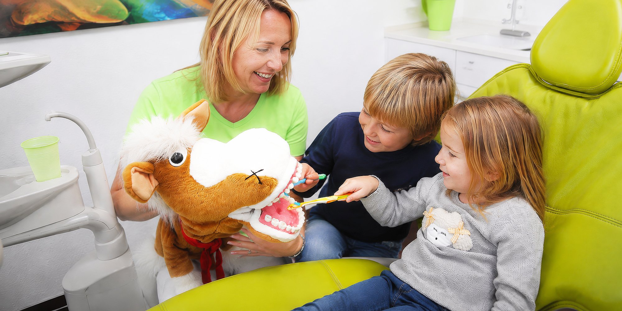 2Kinder bei einer zahnärztlichen Untersuchung im Behandlungsstuhl